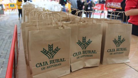 Bolsas con el bollo y la botella de vino que la Sociedad Protectora de La Balesquida reparte cada año a sus socios con motivo del Martes de Campo