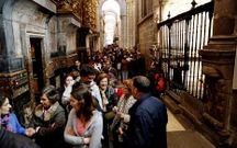 La Catedral registr� ayer largas colas para dar el abrazo a la figura del Ap�stol.