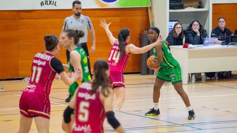 Kelly Chasse, con el bal&oacute;n, en una acci&oacute;n ofensiva durante el partido ante el Robles Lleida de la pasada semana