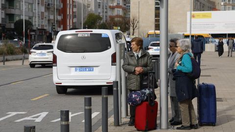 Viajeros en la parada de taxis de la estaci�n intermodal de Ourense