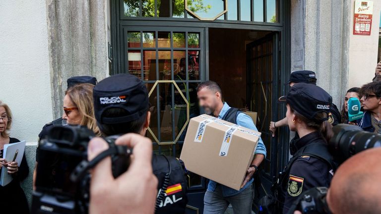 Agentes de la Unidad de Delincuencia Econ�mica y Fiscal de la Polic�a salen de la sede de la oficina de Zapatero.