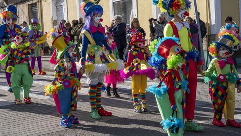 Una comparsa infantil durante el desfile hasta la Praza do Concello de Pantn