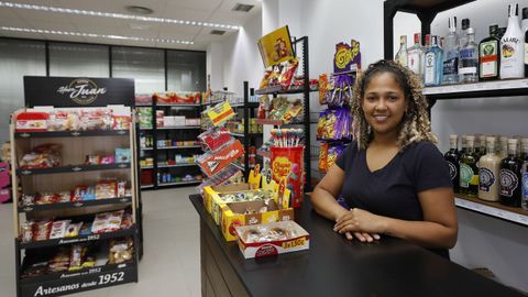 Ana Yenifer Montero abre con un horario amplio para dar servicio a vecinos, marineros o turistas