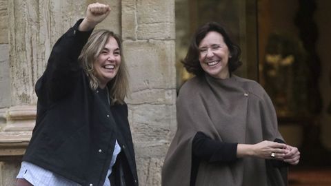 Cristina de Middel (i), presidenta de Magnum Photos, Premio Princesa de Asturias de la Concordia, junto a la directora de la Fundacin Princesa de Asturias, Teresa Sanjurjo, saluda este sbado, a su llegada a Oviedo