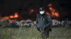 Espectacular incendio en el cementerio de neum�ticos de Sese�a