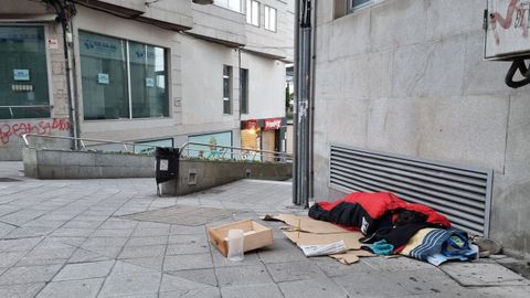 Una persona sin hogar duerme en la calle, en una de las madrugadas ms fras del ao