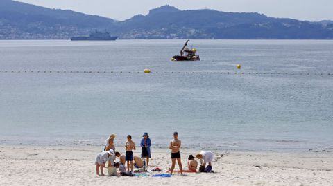 Turistas en la playa de Silgar, en Sanxenxo, en mayo del ao pasado