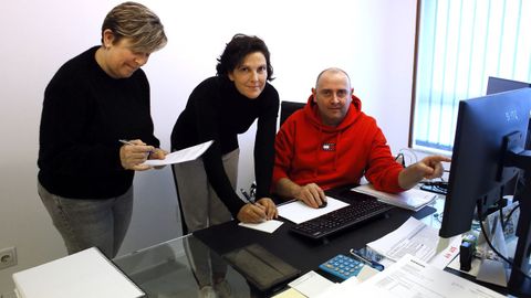 El empresario con dos trabajadoras de la oficina, en Benito Galcern