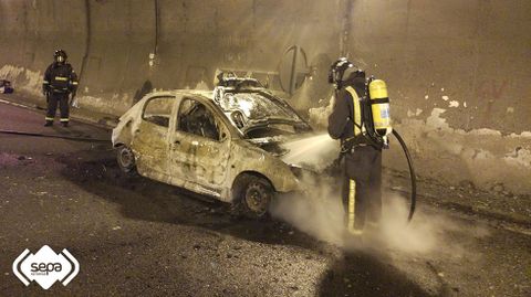 Coche incendiado en un t�nel de El Huerna