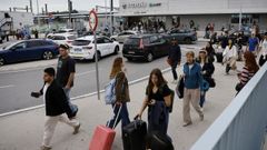En las horas punta, los accesos a la estaci&oacute;n provisional de trenes suelen registrar atascos, con veh&iacute;culos en doble fila que dificultan e incluso impiden el paso de taxis y autobuses.