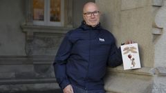 Jos� Luis Pereira,que trabaja en la oficina de tramitaci�n de expedientes sancionadores del Ayuntamiento, presenta su primer poemario, �A�os de ceniza, versos de luz�
