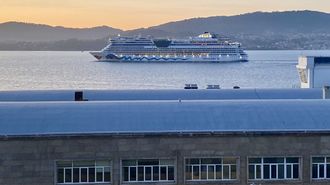 El crucero alem�n AidaLuna zarp� del puerto del Vigo este Viernes Santo por la noche, tras todo un d�a�atracado con m�s de dos mil pasajeros
