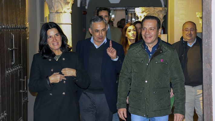 A la derecha, el candidato de Vox, �scar Fern�ndez Calle, a su llegada hoy domingo al Parador de M�rida desde donde sigue los resultados electorales de los comicios en Extremadura