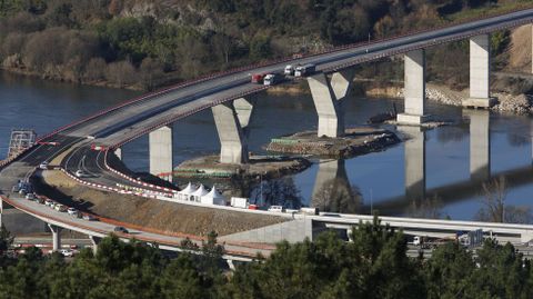 Imagen de la prueba de carga del viaducto de la AG-53 en el enlace con la A-52 en el 2012.