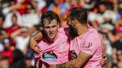 El jugador del Celta Williot Swedberg, celebrando con su compa�ero Borja Iglesias su gol ante el Valencia este domingo.