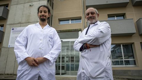 Daro Seorns, psiquiatra de la Unidade de Condutas Aditivas (UCA) de Ribeira, y el jefe de servicio, Jess Cartelle.