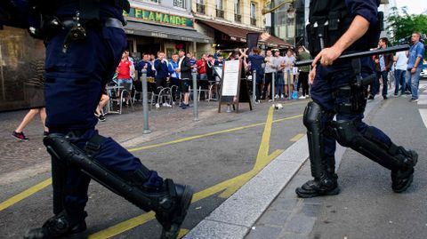 Los antidisturbios galos llegan al lugar de los altercados.