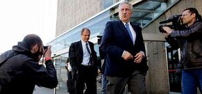 Jorge Gost (segundo por la izquierda) sali� de los juzgados acompa�ado por su abogado.