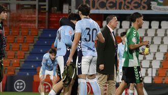 Los jugadores del Celta -en la imagen, Pablo Aparicio y Khayat-, tras el partido ante el Betis de Copa del Rey Juvenil.