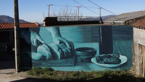 Justo frente a la puerta principal de la casa hay un mural de Mon Devane