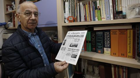 Jos Antonio Mogo, en la biblioteca de su casa de Burela