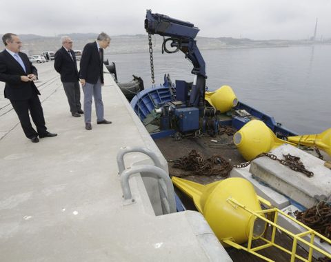 Enrique Losada con Francisco Conde, ayer en Langosteira. 