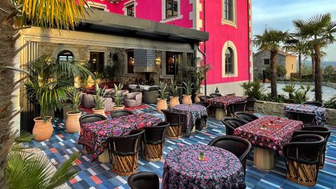 Casa Beatnik, en Vedra.�Inspiraci�n oriental, est�tica �vintage� y decoraciones modernas, siempre dejando protagonismo a la naturaleza, conviven en los distintos espacios y ambientes de este complejo, en el que sobresale su terraza-cocteler�a con camas balinesas y tumbonas alrededor de la piscina de agua salada.