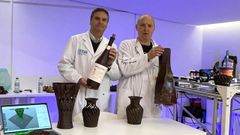 Los profesores del CIFP Carlos Oroza de Pontevedra Jos� Luis Fern�ndez Lubi�ns y Jorge S�nchez Verdeal, en la zona expositiva de FP Innova en Santiago