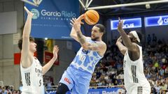 Francis Alonso trata de superar la defensa de Procida y Garuba.