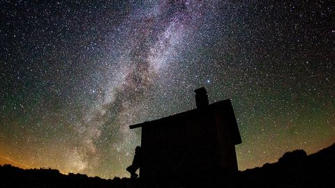 La astrofsica y directora del Proyecto Allande Stars, Luca Gonzlez Cuesta, disfrutando del cielo nocturno en Allande