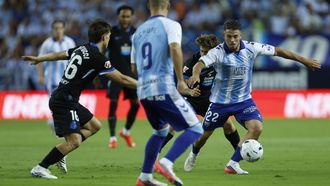 Amatucci y Dani Lorenzo, durante una pugna de bal�n en el partido entre el M�laga y el Deportivo.