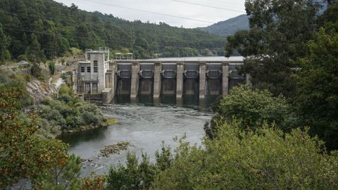 Presa del embalse del río Miño en Frieira, Padrenda.