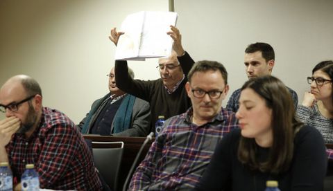 Emilio Gonz�lez, del PDSP (en el centro, levantando papeles) volvi� a atacar a Anido en el pleno. 