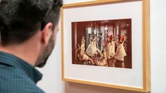 Un visitante observa una de las im�genes tomadas por Carlos Saura.