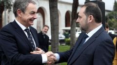 Jos� Luis Rodr�guez Zapatero y Jos� Luis �balos se saludan en un acto celebrado en enero del 2020.