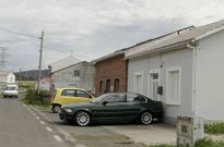 Un BMW inmovilizado, ante una de las casas en las que se llev� a cabo la redada, en Nar�n.