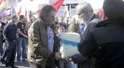 Los participantes colocaron las flores en el monolito que representaba una bandera gallega.