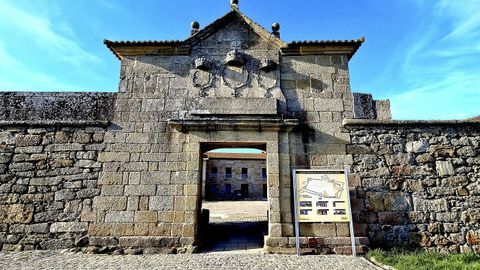 Puerta principal de la fortaleza de Salvaterra de Mio