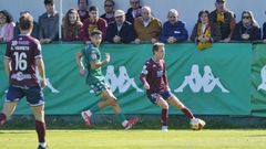 Brais Val presiona a Yelko Pino en una accin del derbi de Espiedo