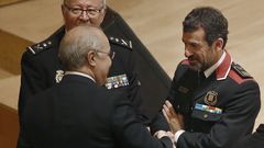 Ferran L�pez, saludando a Llarena en un acto en Barcelona