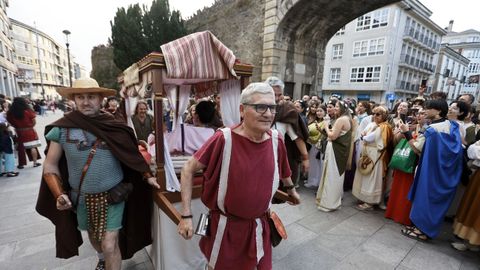 Romanos y castrexos desfilaron a los pies de la Muralla