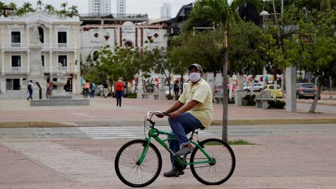 Un hombre pasea por el centro de de Cartagena de Indias