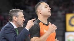 Ibon Navarro, ext�cnico del Unicaja, da �rdenes a sus jugadores junto a uno de los �rbitros de un partido.