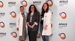 La vicepresidenta de Afalu, Iria Franco (en el centro), con las psicólogas Fabiola Fernández y Jessica Díaz.