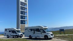 Autocaravanas en la zona del faro de Meir�s, en el municipio de Valdovi�o