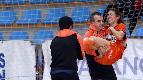 Cristina P&eacute;rez, retirada de la cancha por su entrenador, Julio Delgado, tras su primera lesi&oacute;n en la rodilla derecha en marzo del 2019.