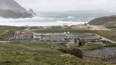 Vista de las instalaciones de la piscifactor�a, a escasos metros del mar