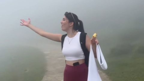 Una joven visita los Lagos de Covadonga con niebla