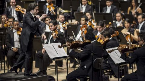 Director titular. Dudamel est� al frente de dos orquestas, la Filarm�nica de Los �ngeles y la Sim�n Bol�var, a la que dirige en la imagen en un concierto en la Philharmonie de Par�s. 