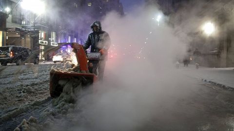 Los servicios de limpieza trabajan para limpiar las calles de Nueva York